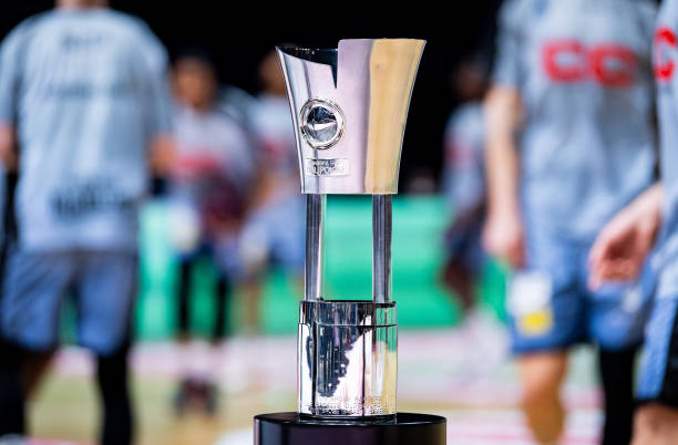 凭借此前在 凭借此前在